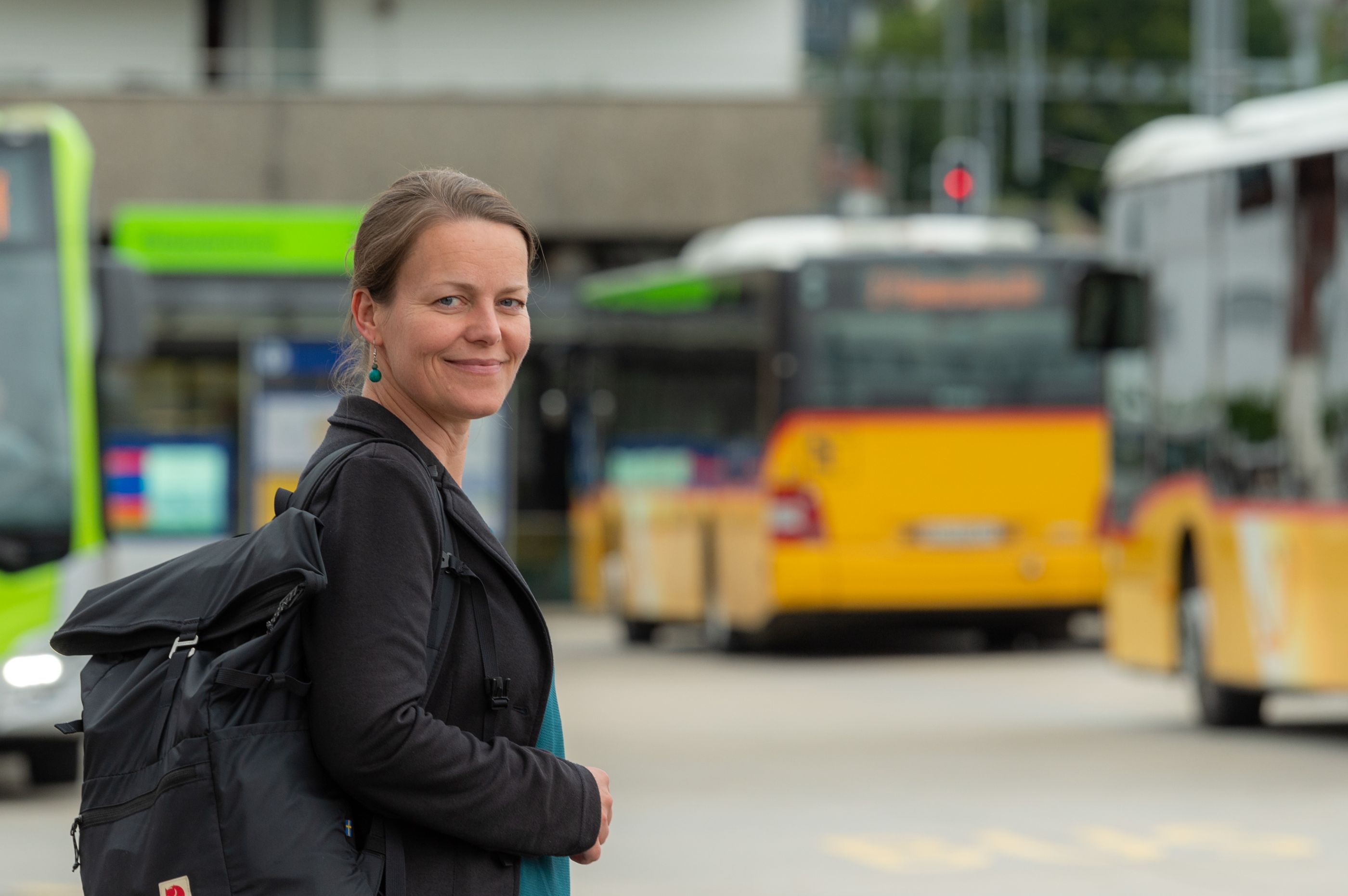 Sarah Bühler steigt am Bahnhof Willisau vom Zug auf den Bus um. Sarah Bühler steigt am Bahnhof Willisau vom Zug auf den Bus um.