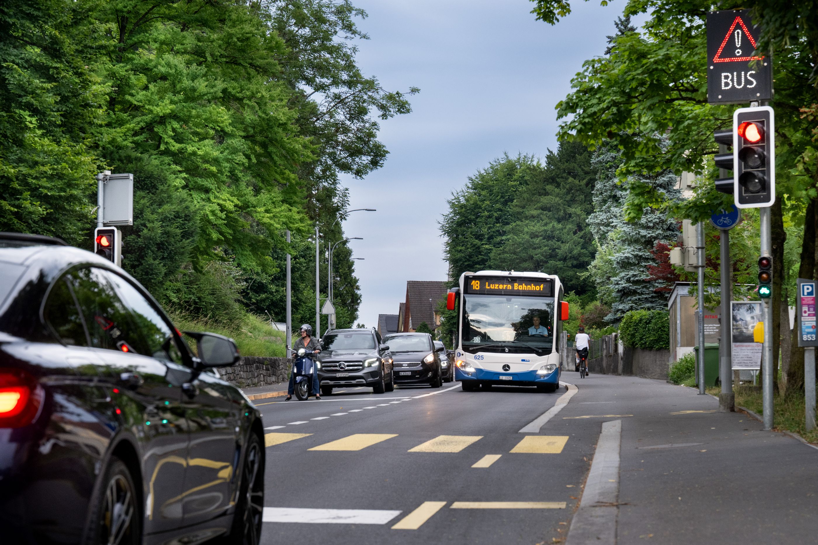 Kleine Massnahme, grosse Wirkung: Auf der Spitalstrasse in Luzern stoppt das Rotlicht den Verkehr kurz in beide Richtungen, sodass der Bus den Stau auf der Gegenfahrbahn überholen kann. VVL_Spitalstrasse_300625_037.jpg